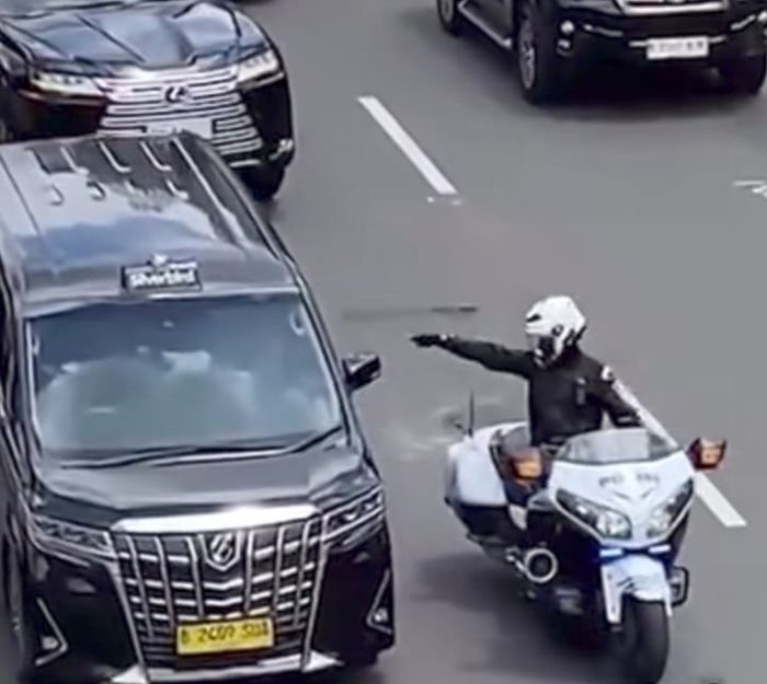 Patwal mobil dinas RI 36 arogan tunjuk-tunjuk sopir taksi Silver Bird di jalan