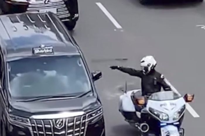 Patwal mobil dinas RI 36 arogan tunjuk-tunjuk sopir taksi Silver Bird di jalan