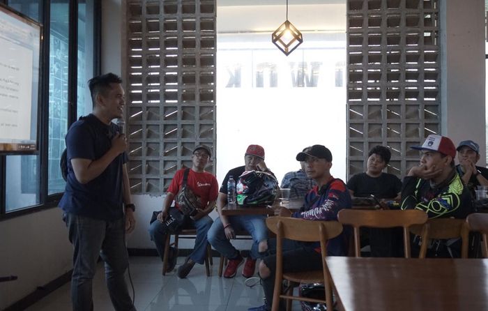 Dimas Pradopo sedang menjelaskan aturan main Customaxi Yamaha x Yamaha Heritage Built