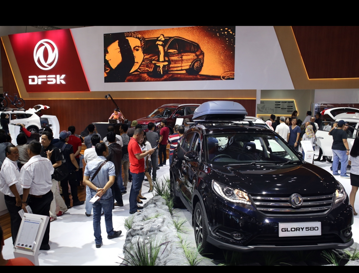 Suasana di booth DFSK dalam pameran otomotif di Kemayoran