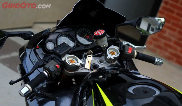 Setang YZF-R1 tidak dibuat underyoke karena mepet dengan bodi