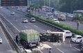 Macet Total Truk Box Muatan Es Krim Tabrak Dump Truk Sedang Parkir di Tol Jorr, Ini Kronologinya