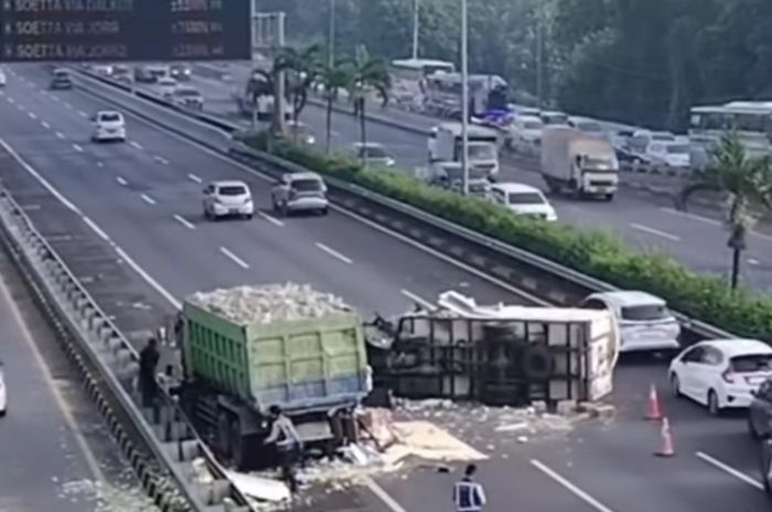 Terjadi kecelakaan di Tol Jorr akibat truk pengangkut es krim tabtak dump truk yang sedang ganti ban
