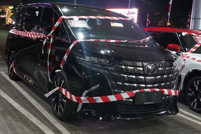 Kejaksaan Agung telah melakukan penyitaan terhadap 5 (lima) unit kendaraan roda empat milik Riza Chalid