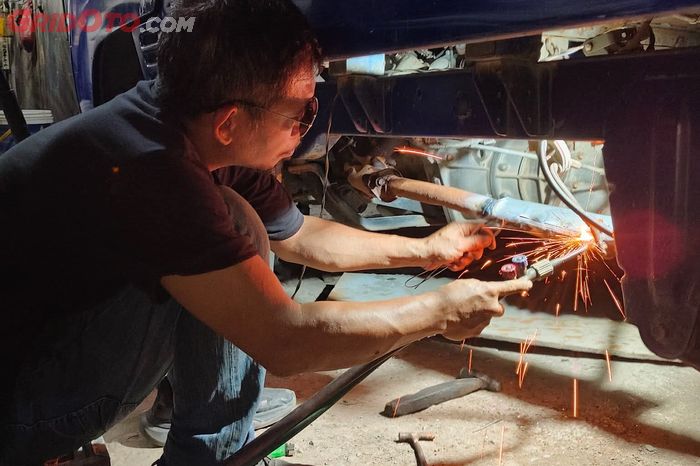 Proses pemasangan dan perekatan katalis