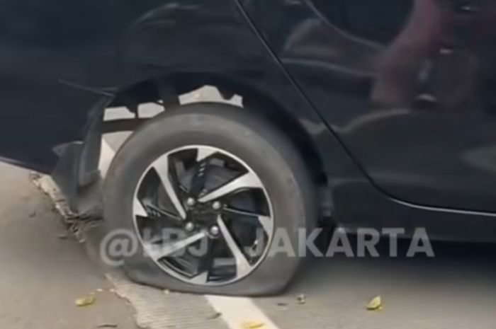 Puluhan mobil alami ban kempis karena parkir sembarangan