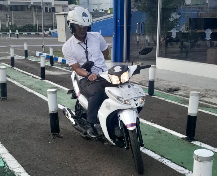 Kasubnit SIM Polres Metro Bekasi, Ipda Shandy saat memperagakan tes praktek  zig-zag gunakan satu tangan keren