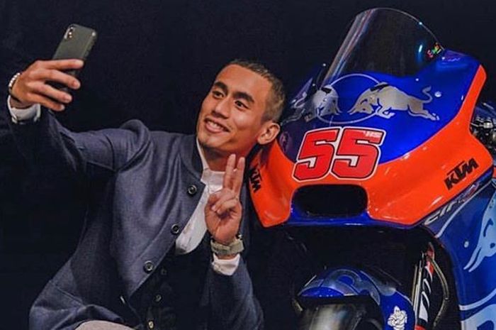 Hafizh Syahrin selfie depan motor KTM RC16