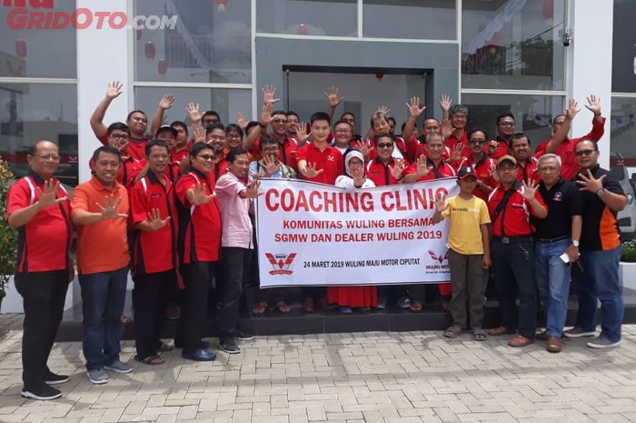 Kegiatan coaching clinic Wuling Club Indonesia (WLCI) di dealer Wuling Ciputat, Tangerang Selatan