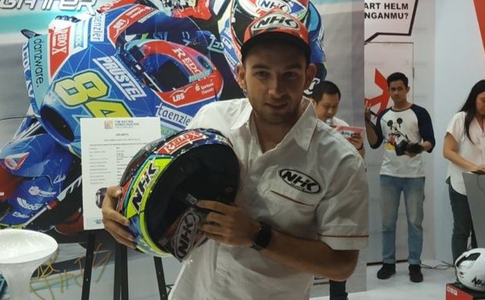 Jakub Kornfeil berpose dengan helm NHK terbaru GP R-Tech dengan grafis yang digunakannya di ajang balap Moto3.