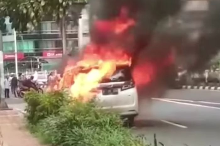 Tpyota alphard yang terbakar di Pondok Indah, Jakarta Selatan, Senin (11/5/2020).