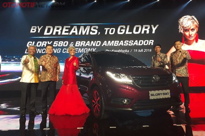 Glory 580 yang resmi diluncurkan bersama brand ambassador DFSK, Agnez Mo.