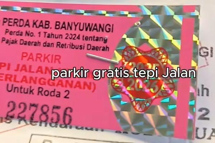 Sebuah video viral di media sosial memperlihatkan pengalaman seorang pria yang mengaku mendapatkan stiker bebas parkir tepi jalan selama satu tahun dari Samsat.