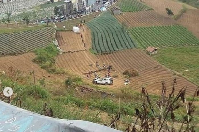 Kecelakaan Honda CR-V putih terjun ke jurang