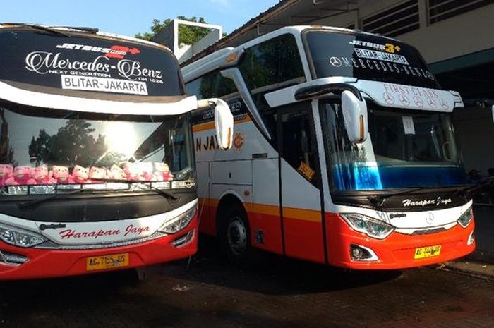 Armada bus PO Harapan Jaya, bus High Deck di kiri, Super High Deck di kanan