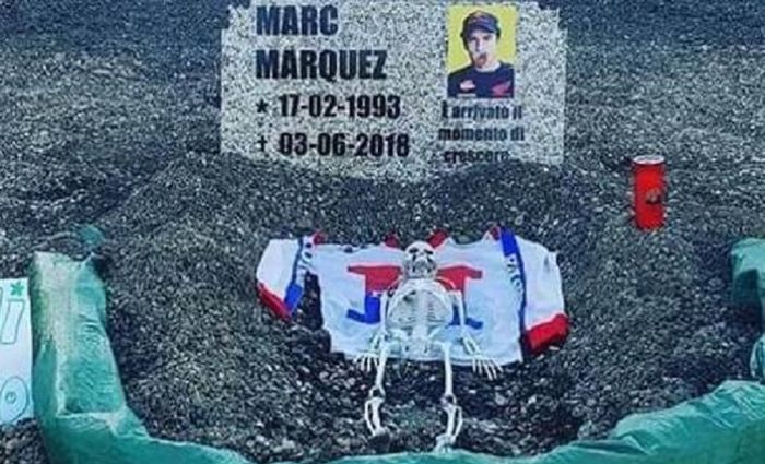 Nisan untuk makam Marc Marquez