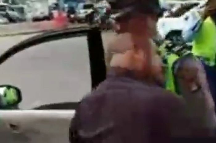 Kepala pengendara mobil menanduk badan polisi