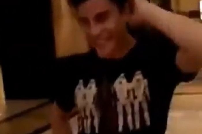 Enggak tahu kenapa Marc Marquez garuk-garuk kepala