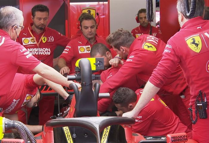 Mobil Sebastian Vettel (Ferrari) mengalami masalah sesor di bagian mesin