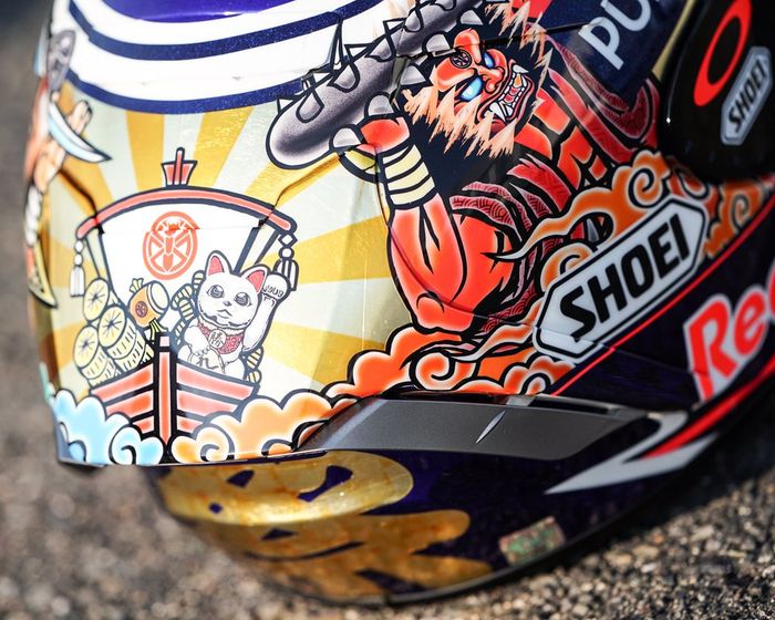 Sosok Oni menghiasi helm bagian kanan Marc Marquez