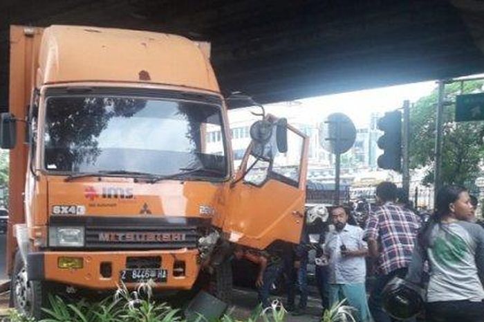 Truk tronton Mitsubishi Fuso menjadi malaikat pencabut nyawa seorang pengendara sepeda ontel