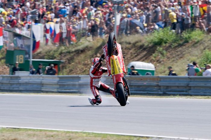 Aksi selebrasi gagal Alvaro Bautista setelah berhasil meraih podium ketiga di balapan kelas 250cc MotoGP Ceko 2009 lalu