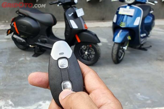 Keyless Vespa GTS series ternyata canggih, punya dua tombol sebagai bike finder dan ada tombol untuk membuka kunci jok dari jarak jauh