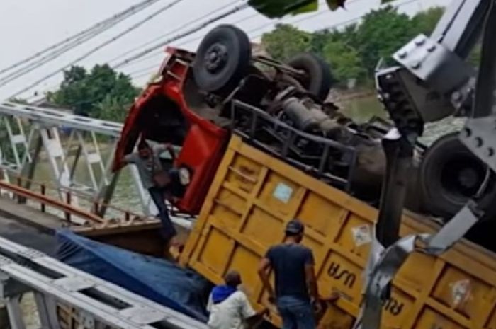 Ambruk sekaligus jembatan di Tuban