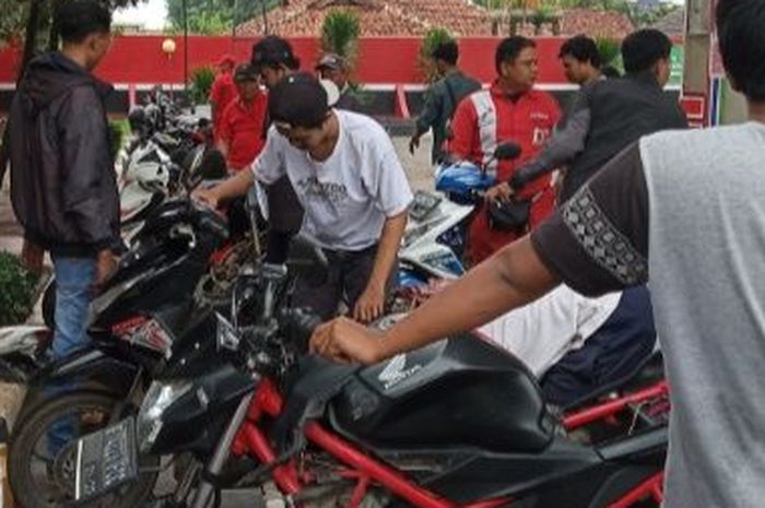 Mogok berjamaah setelah isi bensin yan tercampur air