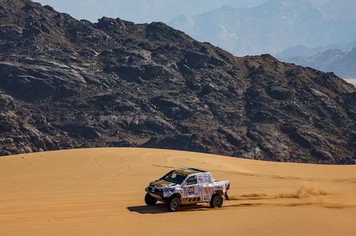 Romain Dumas bersama Toyota Hilux milik Nasser Al-Attiyah di Reli Dakar 2022
