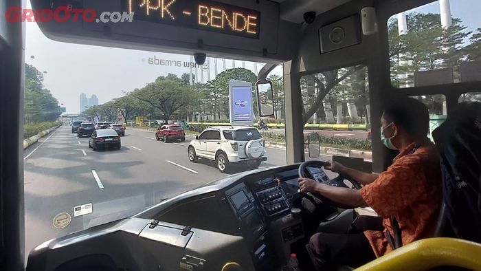 Menaiki shuttle bus menuju sirkuit Formula E Jakarta.