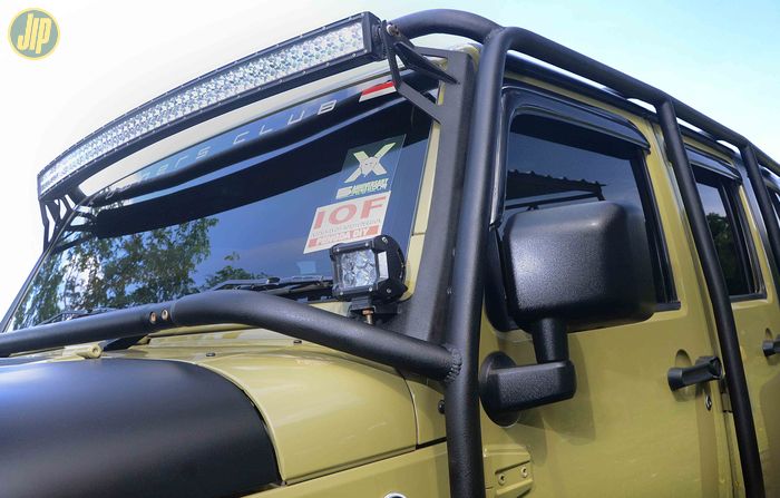 Exocage garapan bengkel Double Gardan dipasang supaya body Jeep JK Wrangler ini lebih aman saat off-road. 