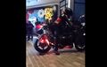 Sultan Mah Bebas! Simak Video Kawasaki Ninja H2 Digeber Sampai Knalpotnya Terbakar