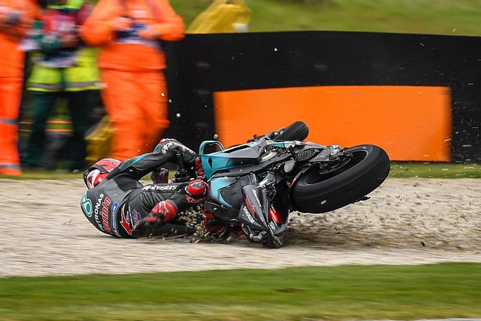 Fabio Quartararo harus menggunakan tongkat untuk membantunya berjalan usai terjatuh dengan cukup keras di sesi latihan bebas MotoGP Australia