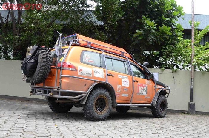 Mitsubishi Pajero Sport spek ekspedisi off-road ini dipasangi pelek American Racing Wheel beadlock 16x7 dengan ban Simex Extreme Trekker 32x9.5R16 