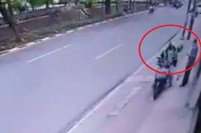 Oknum driver ojek online menjambret ponsel