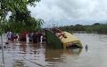 Seorang Sopir Truk Diduga Nekat Terobos Banjir, Ini Yang Terjadi 