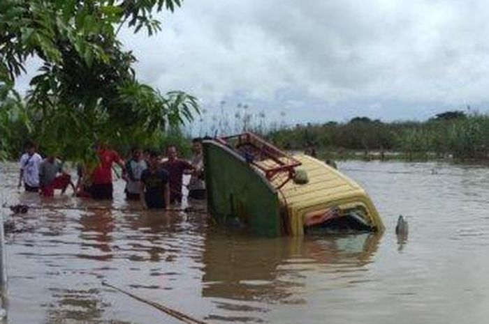 ruk terjebak banjir di Jl Poros Sengkang - Bone, tepatnya di Cempa, Desa Pallawarukka, Kecamatan Pammana, Kabupaten Wajo, Selasa (30/4/2019) pagi.