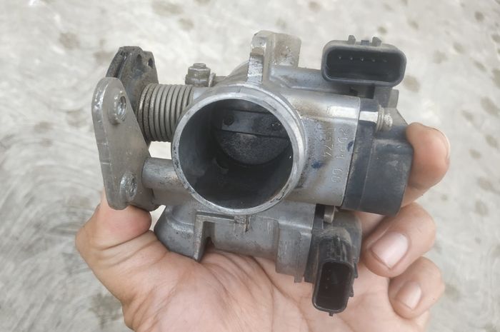 Membersihkan throttle body Yamaha NMAX bisa picu munculnya kode error 37