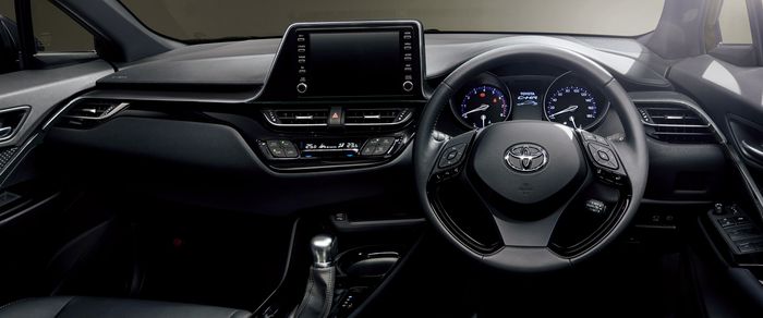 Interior Toyota C-HR Mode-Nero Safety Plus III mendapatkan balutan kulit hitam dan jahitan beige.
