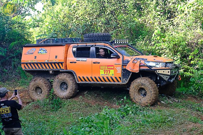 Toyota Hilux 6x6