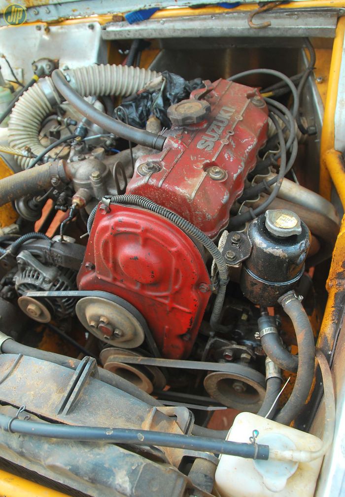 Mesin F8A 800cc ditukar F10A milik Jimny Gen 2 yang dibiarkan standar demi mengejar durabilitas. Hanya posisinya dimundurkan 15 cm