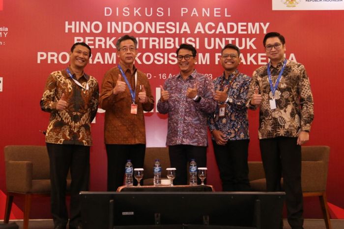 Hino Indonesia Academy, berkontribusi mendukung Program Ekosistem Prakerja melalui penyelenggaraan pelatihan mengemudi sopir truk dan bus
