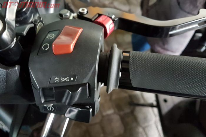 Pasang saklar Bajaj Pulsar di Yamaha NMAX cegah elektrik starter ngadat