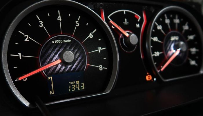 SPD Spidometer punya desain bernuansa carbon, bikin sporty