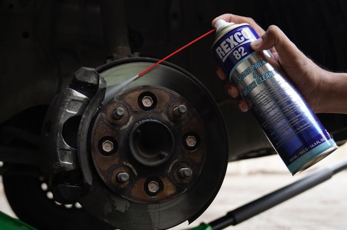 Produk Rexco 82 Brake Cleaner, adalah cairan pembersih yang berfungsi membersihkan sistem pengereman motor dan mobil, mur, baut, dan spare part mesin