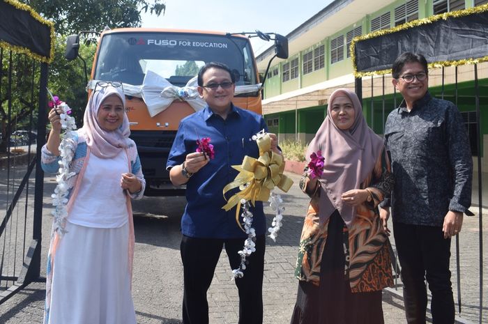 Truk Fuso Fighter X yang diberikan KTB merupakan varian terbaru, yaitu dibekali teknologi ramah lingkungan sesuai standar emisi gas buang Euro 4