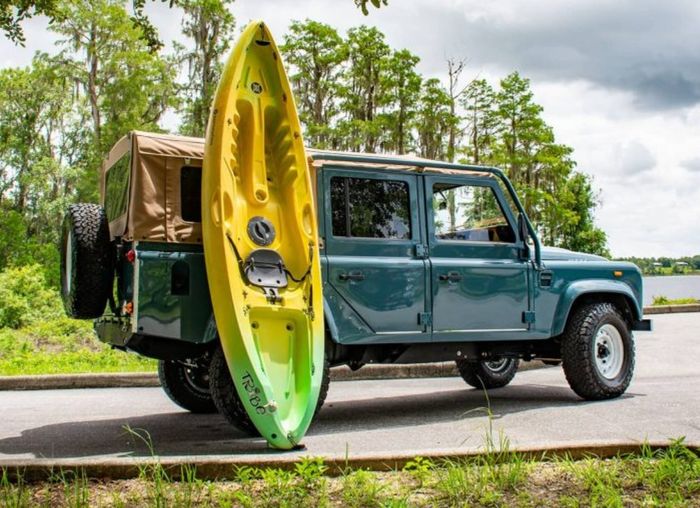 Restomod Land Rover Defender kembali segar usung gaya anak pantai