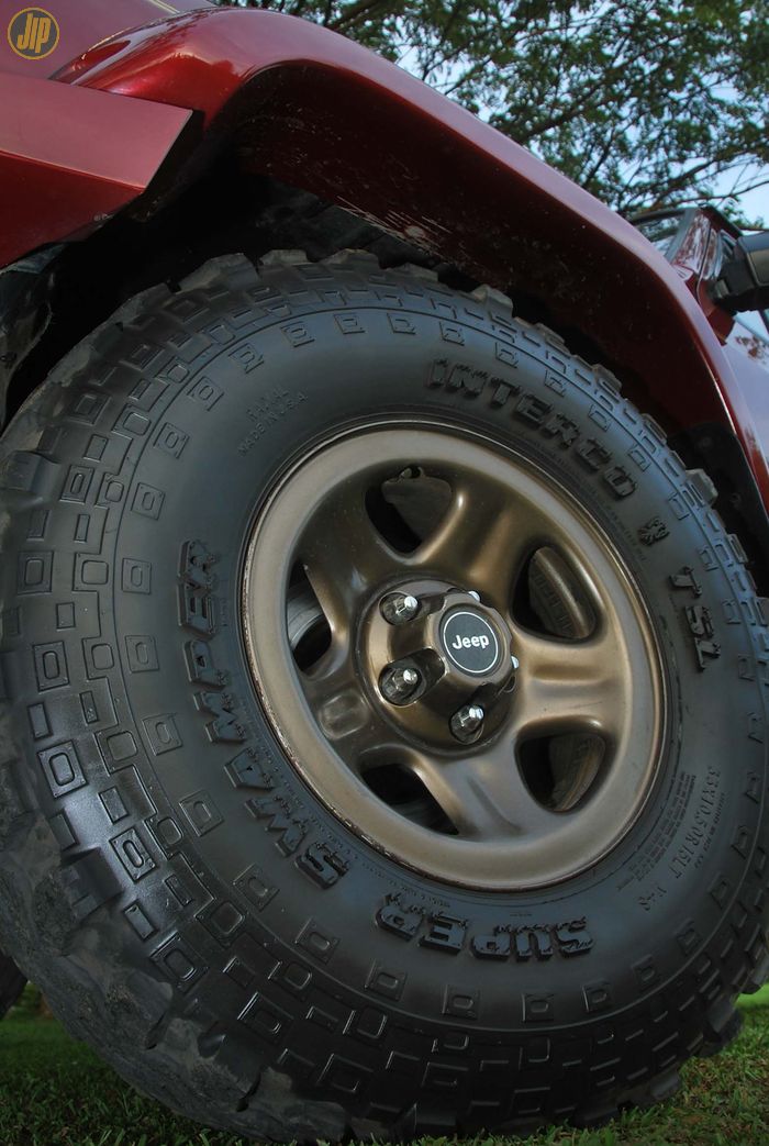 Pelek besi copotan TJ Wrangler dibalut dengan ban Super Swamper Interco TSL 33x10,5xR15.