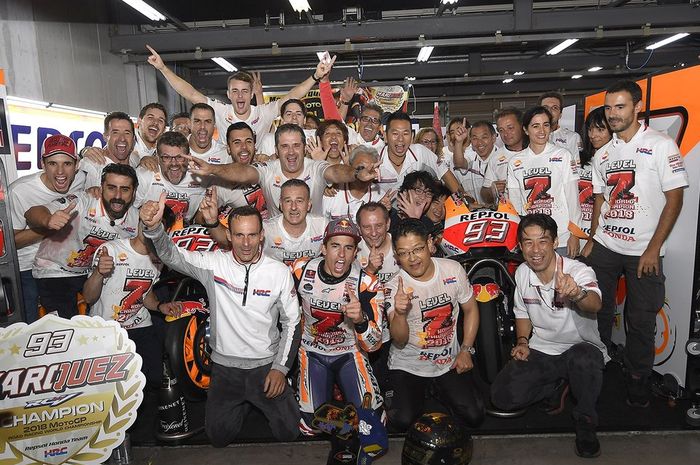 Orang nomor satu Honda, Takahiro Hachigo, samping kiri Marc Marquez kasih order harus menang sebelum